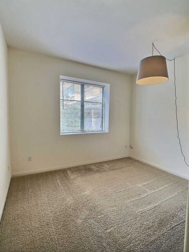 Building Photo - Paseo Plaza Condo For Rent in the Heart of...