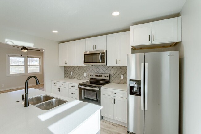 Building Photo - UPDATED 2 Bedroom Duplex With Garage!!