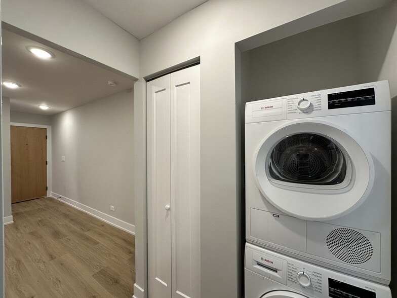 Building Photo - 535 W Aldine Ave