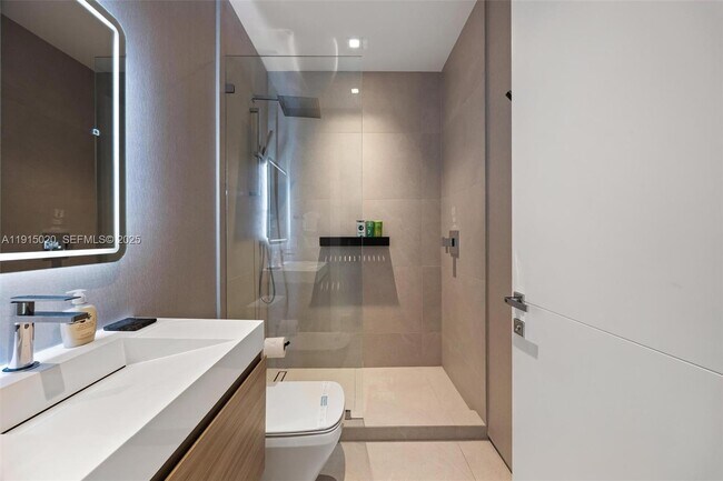 Building Photo - 77 SW 18th Terrace