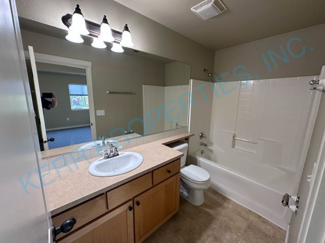 Building Photo - Charming 2-Bed Townhouse Retreat with 2.5 ...