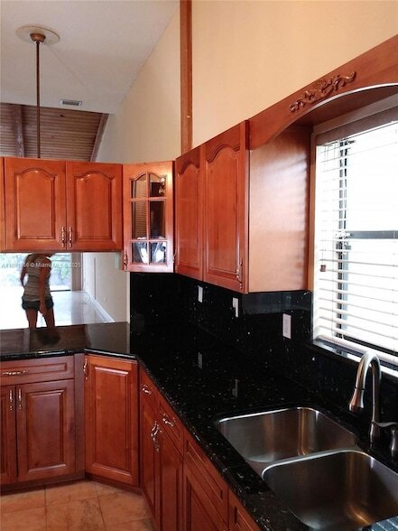 Building Photo - 2675 Parkview Dr S