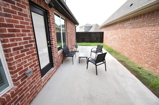 Building Photo - Luxurious 4 Bedroom 2.5 Bathroom in the Heart of Fayetteville, Arkansas!!