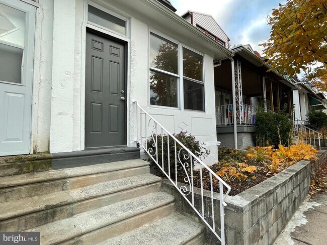 Building Photo - 532 E Mayland St