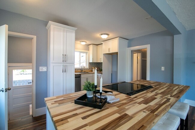 Building Photo - Beautifully Remodeled 3 Bed/1 Bath Bungalo...