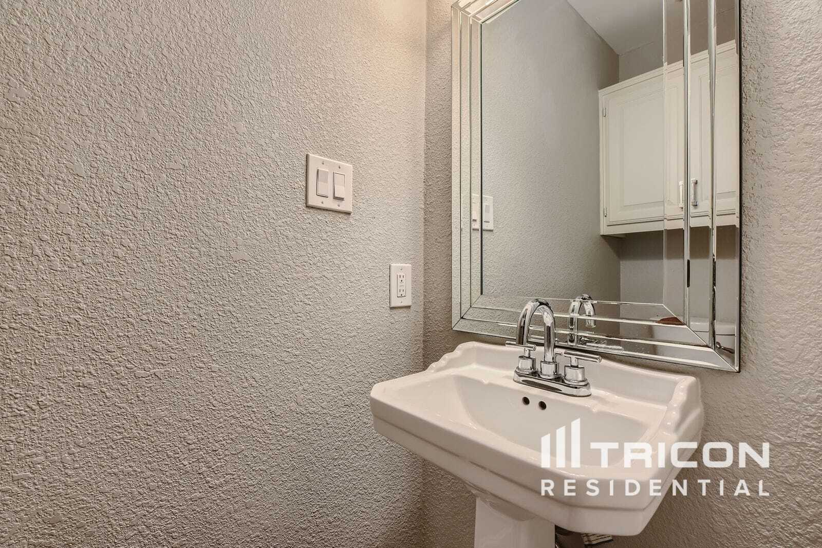 Building Photo - 207 Tanglewood Dr