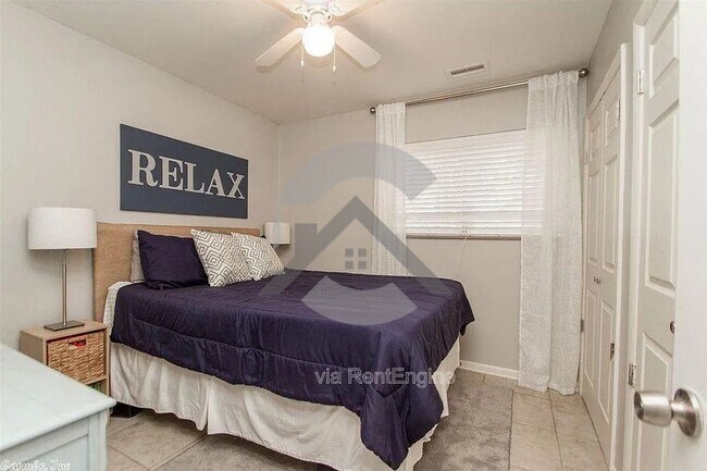 Building Photo - 702 S Elizabeth Ave