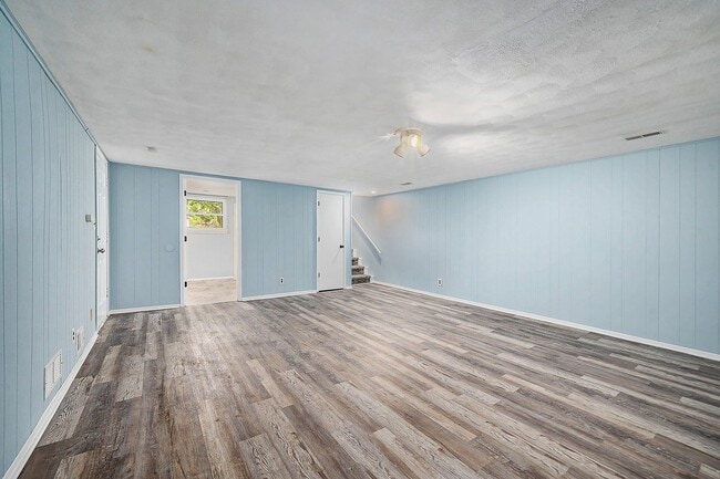 Building Photo - ****AVAILABLE NOW**** Huge Independence Du...