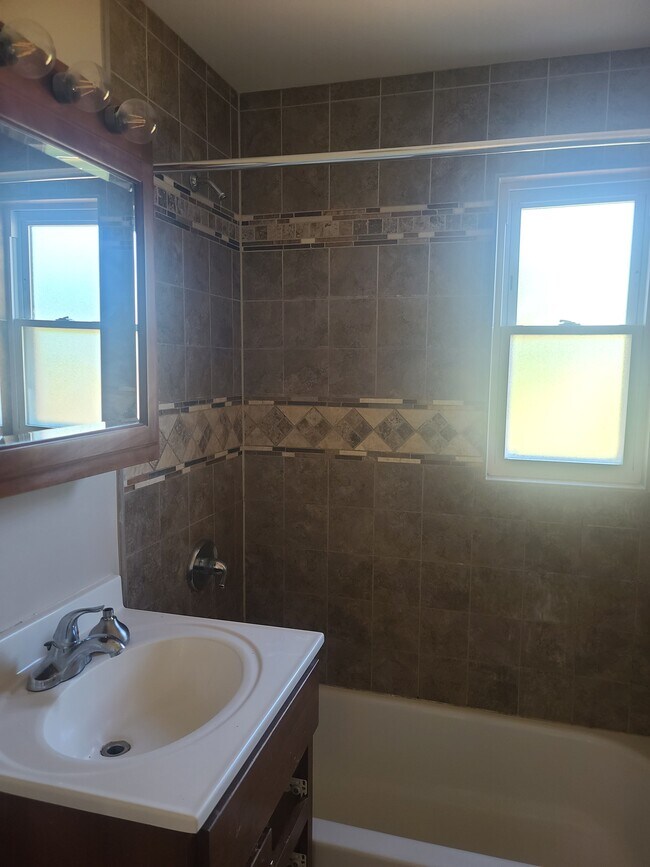 Building Photo - 28 E 14th Pl