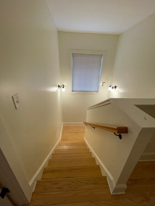 Building Photo - Super Convenient Kenilworth Location! 3 Bedrooms, 2 Bathrooms