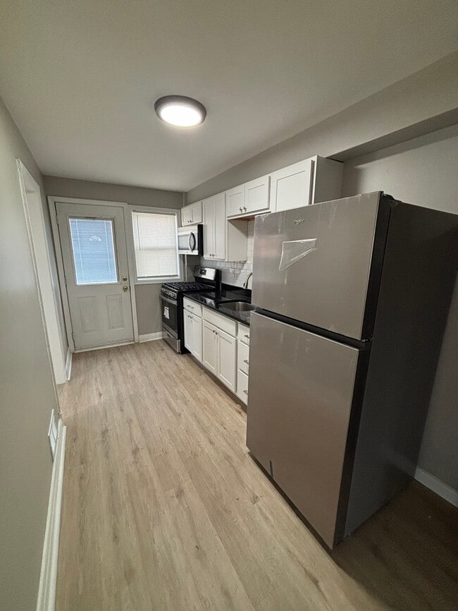 Building Photo - 3 bedroom townhome 21213