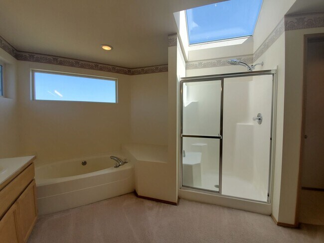 Building Photo - 4-Bedroom, 2.5-Bath located in Horn Rapids...