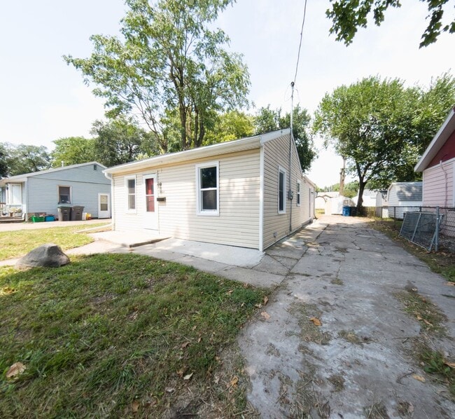 Building Photo - 2 Bedroom with Bonus Room Near Fairgrounds