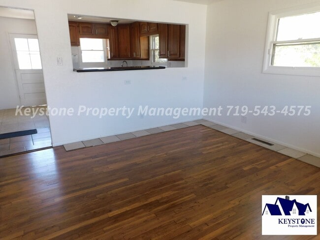 Building Photo - $560 Off Move In Special! 2 Bedroom/1 Bath/ 1 Car Garage House on Corner Lot - $1,125/$1,125