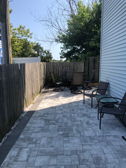 Building Photo - 105 Jamestown Rd