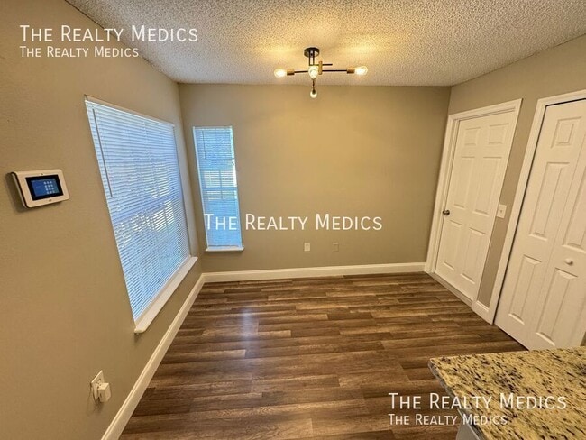 Building Photo - 313 Azincourt Ln