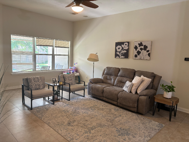Building Photo - 2703 Silk Tree Ln