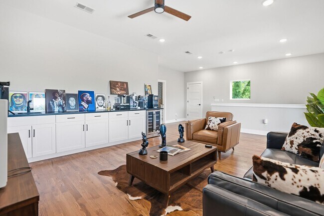 Building Photo - Luxury Nashville Retreat with Skyline & River Views | 4BR + Rooftop Entertainment Loft