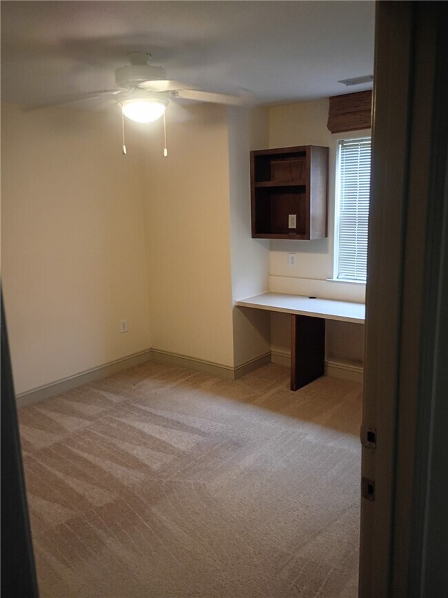 Building Photo - 203 Kelly Rd