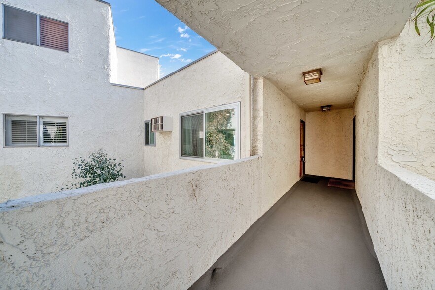 Building Photo - 8400 De Longpre Ave