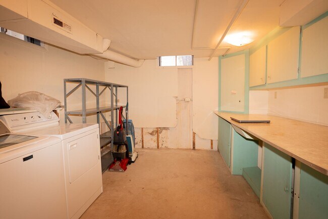 Building Photo - Charming 3 bedroom 1.5 bathroom house in SE Wichita!