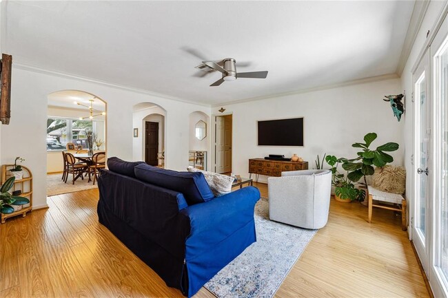 Building Photo - 5823 Duxbury St