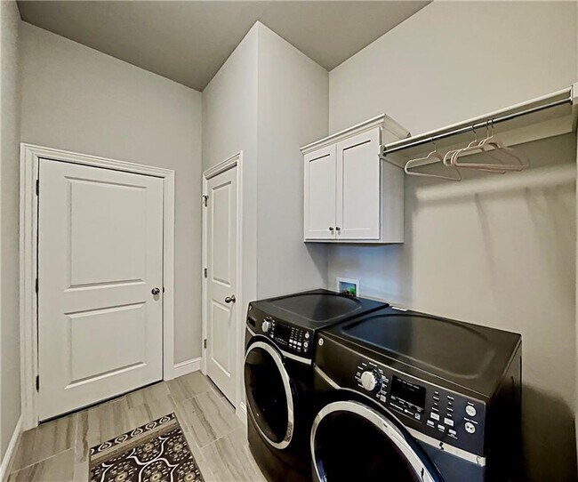 Building Photo - 4703 SW Lilly St