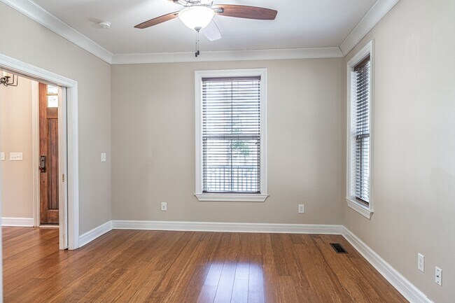 Building Photo - 445 N May St