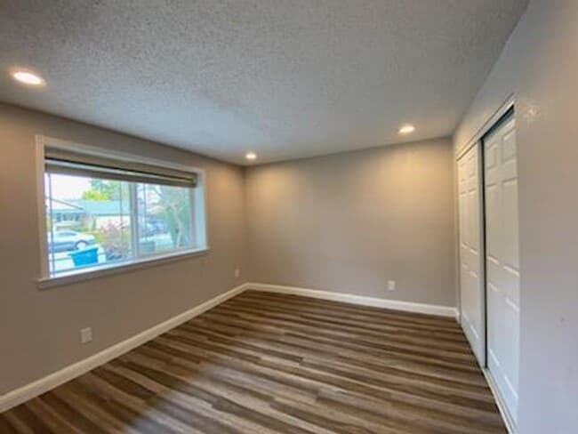 Building Photo - Spacious ADU -  nearly new appliances, flo...