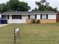 Building Photo - 4-bedroom garage conversion, cute and clea...