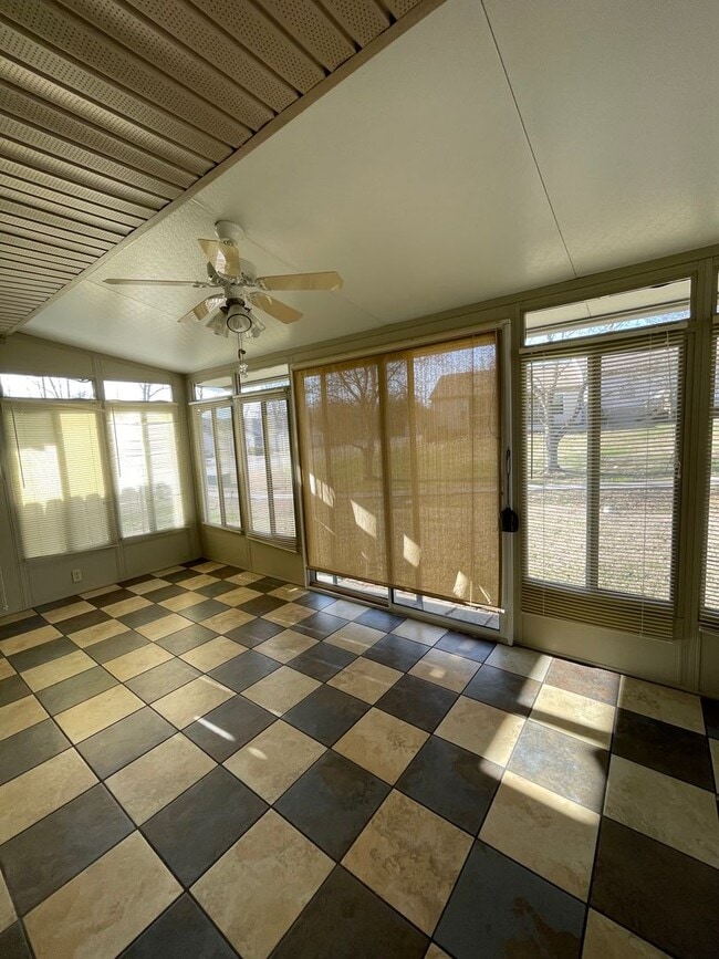 Building Photo - Maryville 37801 - 2 bedroom, 2 bath condo with a 1-car garage & sunroom - Call Tom Parry (865) 60...