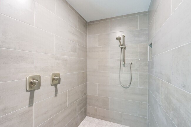 Building Photo - MUST SEE-CUSTOM BUILT-LARGE NEWER CONSTRUT...