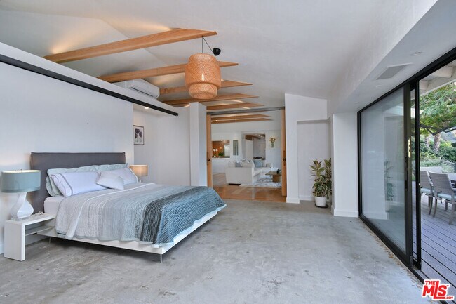 Building Photo - 2145 Linda Flora Dr