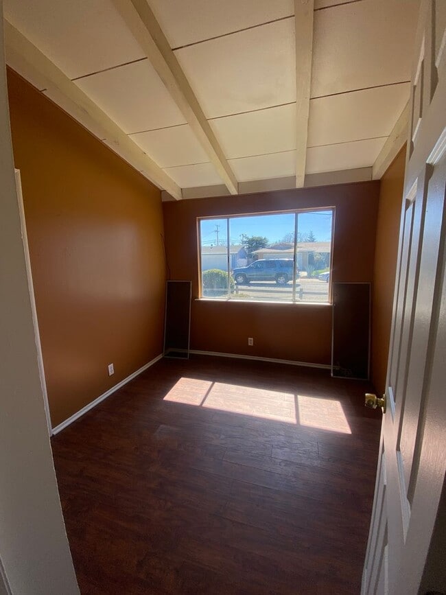 Building Photo - 3 Bed/1 Bath with Large fenced yard in central Paso Robles near Highschool!