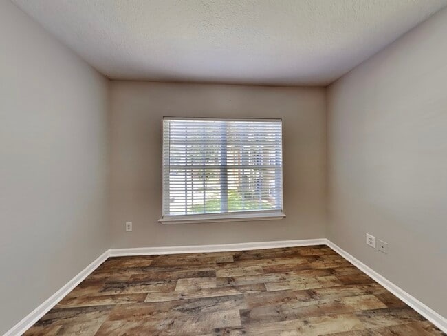 Building Photo - 725 Crest Pines Dr