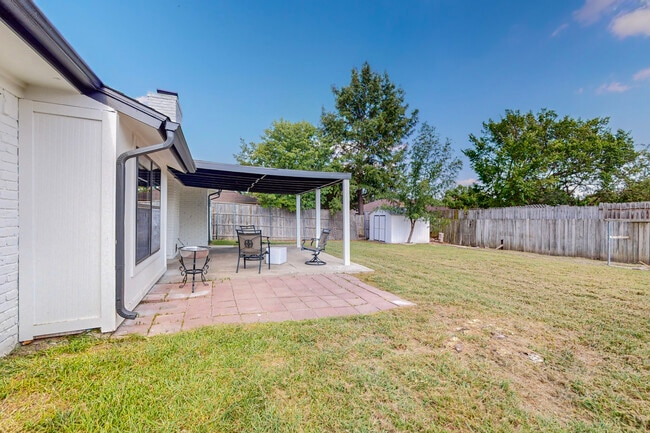 Building Photo - 2116 Northmoor Dr