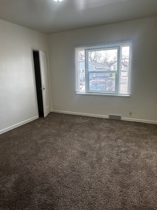 Building Photo - 1809 10th Ave