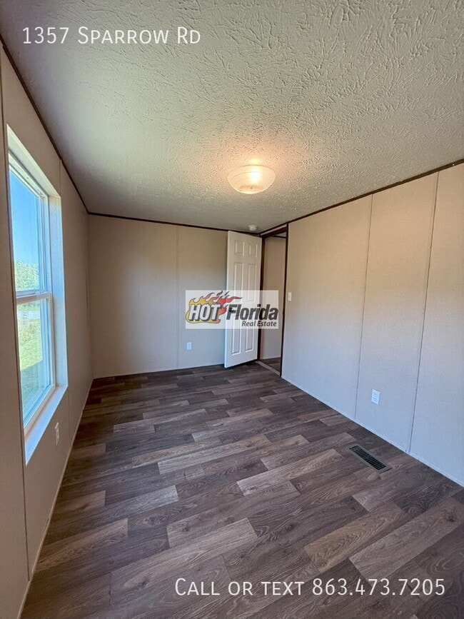 Building Photo - 1357 Sparrow Rd