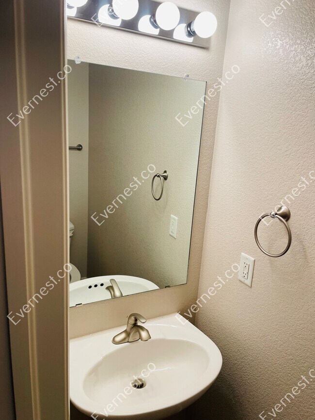 Building Photo - 3-Bed/2.5-Bath/