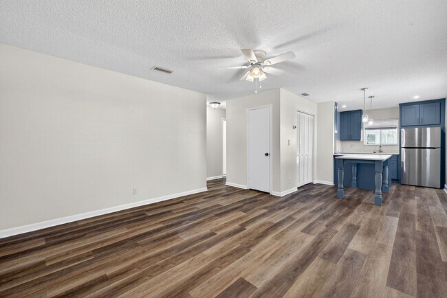 Building Photo - Cozy unfurnished, 2 Bedroom, 1 Bathroom, Condo