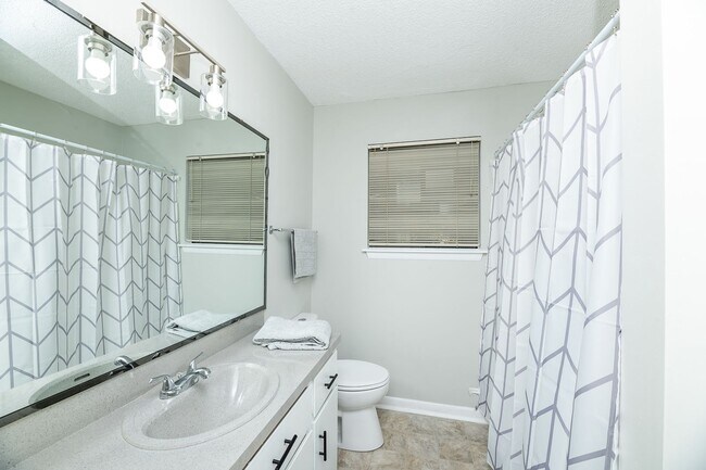 Building Photo - Charming and Spacious Home