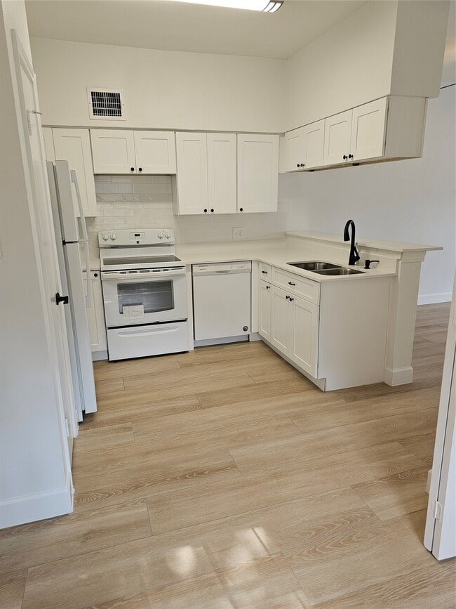 Building Photo - 2626 Holly Hall St