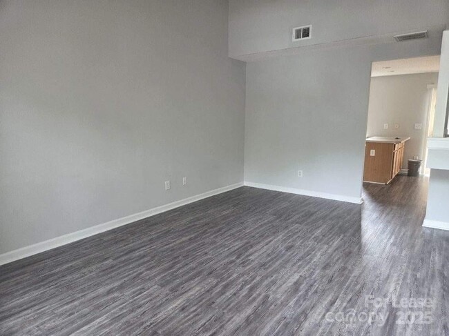 Building Photo - 105 Lynch Cir