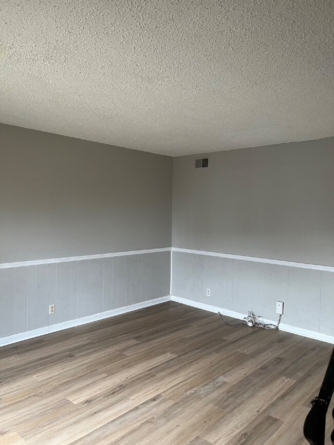 Building Photo - 2 Bedrooms 1 1/2 Baths Townhouse Minutes To Downtown Nashville, Tn ONE MONTH OF FREE RENT!