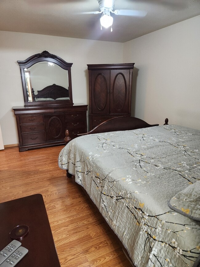 Building Photo - 4965 Universal Heights