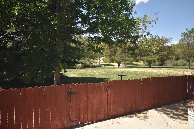 Building Photo - GREAT 3 BEDROOM/2 BATHROOM TOWNHOME WITH NEW PAINT & FLOORING. AVAILABLE 5/23.
