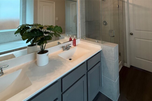 Building Photo - 5747 Cerrillos Dr