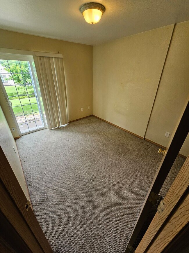 Building Photo - Townhome with 3 bedrooms and garage!  New paint and flooring!