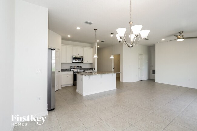 Building Photo - 418 Reina Wy