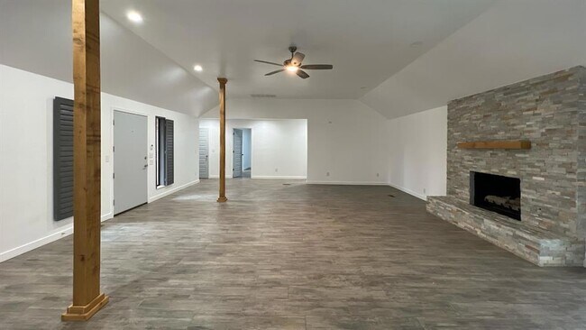 Building Photo - 12510 Maple Ridge Rd